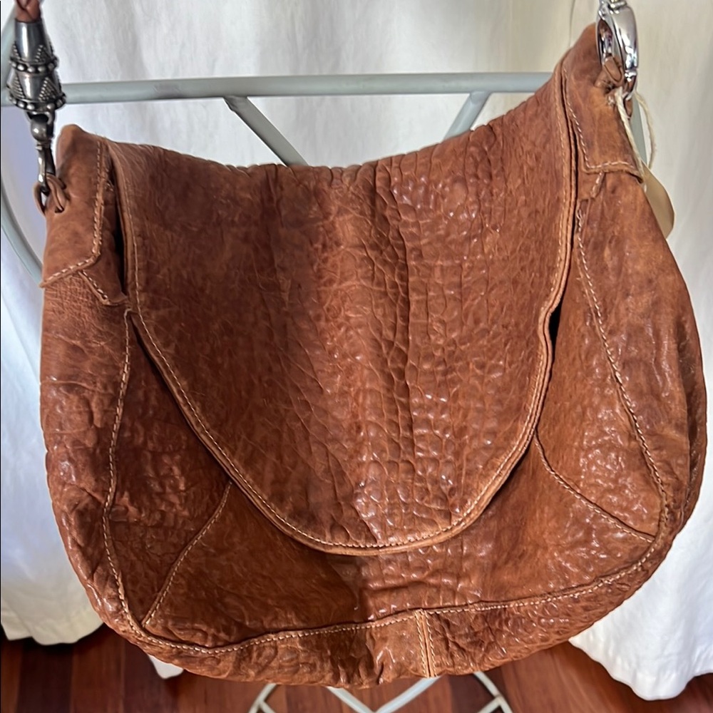 Tylie Malibu Brown Leather Shoulder Bag with Vintage Charm - Picture 3 of 10